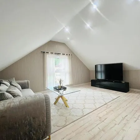 Spacious In Quiet Surroundings *